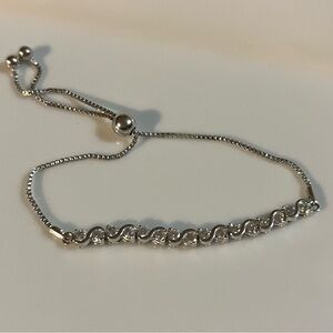 🛍️NWOT Beautiful Adjustable Silver Tone Bracelet